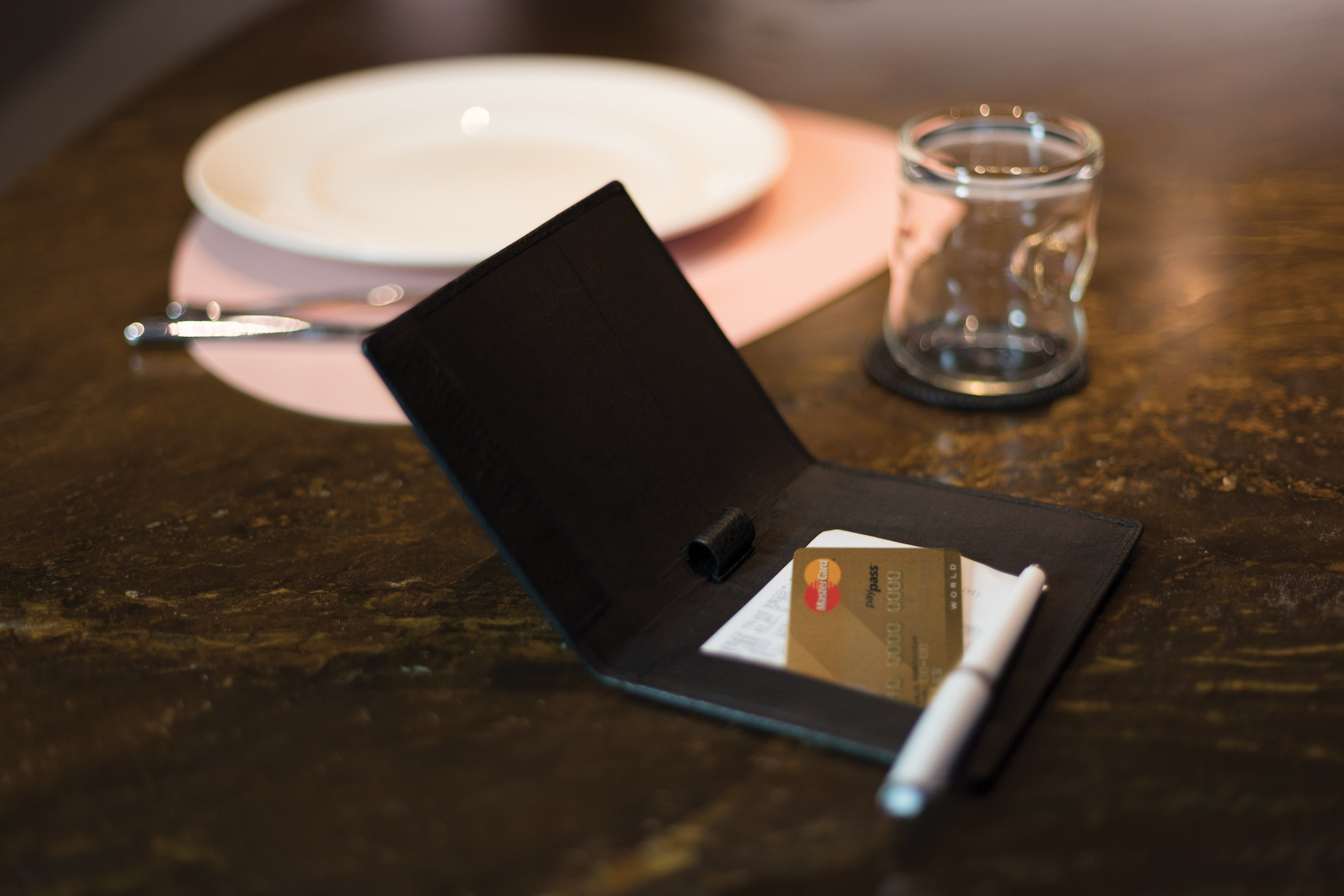 K0008AB | Bill Holder in Genuine Full-Grain Leather, Dollar Grain. Mini Internal Slots and Pen Loop. Black. Dimensions: 12 x 16 x 1 cm. Packaging: Non-woven Bag